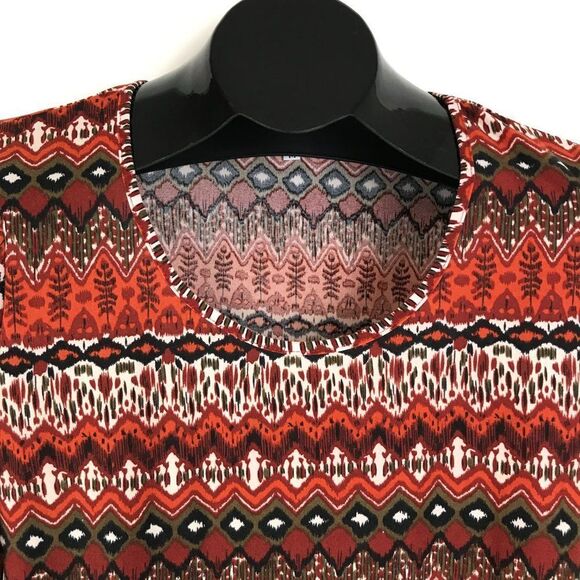 Wilde Geometric Sharkbite Tunic Women's Medium Stretch Knit Scoop Neck Casual - Picture 2 of 9